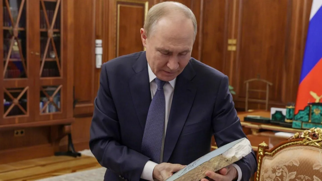 Художница из Белгорода создала подарок для Путина в виде картины на осколке снаряда