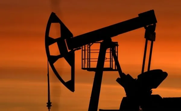 Нефтяная качалка неподалеку от Ямашинского сельского поселения в Альметьевском районе Республики Татарстан