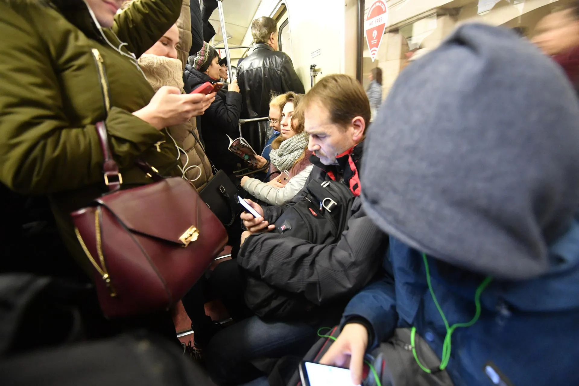 Люди в московском метро. Фото: Komsomolskaya Pravda