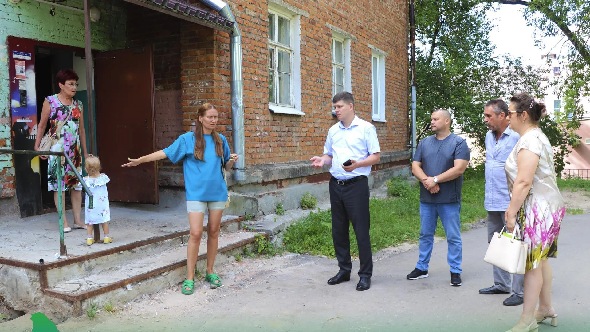 Первый замглавы Павлово-Посадского городского округа встретился с жителями улиц Чапаева и Тихонова