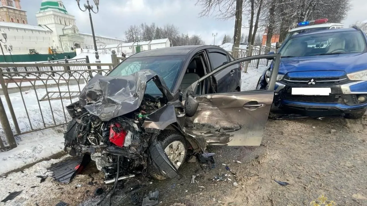 Три человека пострадали в результате столкновения автобуса и двух иномарок в Сергиевом Посаде