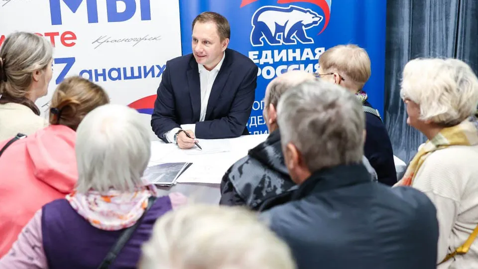 Глава г.о. Красногорск Дмитрий Волков (в центре) на встрече с жителями Фото: пресс-служба Администрации г.о. Красногорск