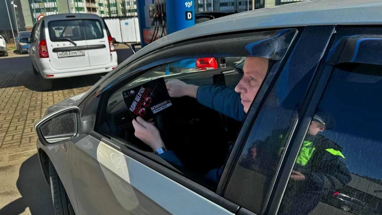 Автоинспекторы Красногорского округа проводят беседы о безопасности на АЗС
