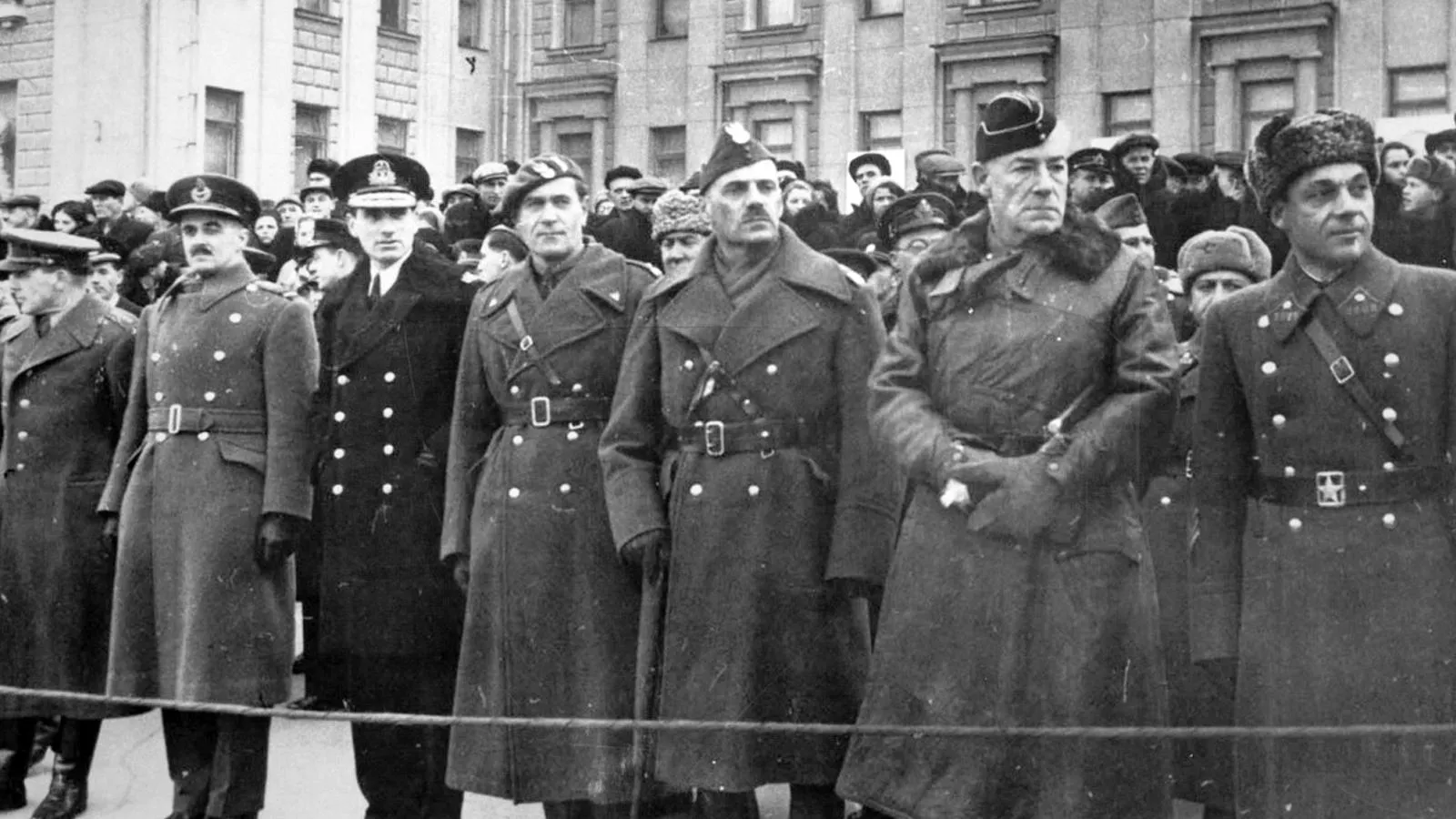 Иностранные дипломаты и военные смотрят парад в Куйбышеве, 7 ноября 1941 года