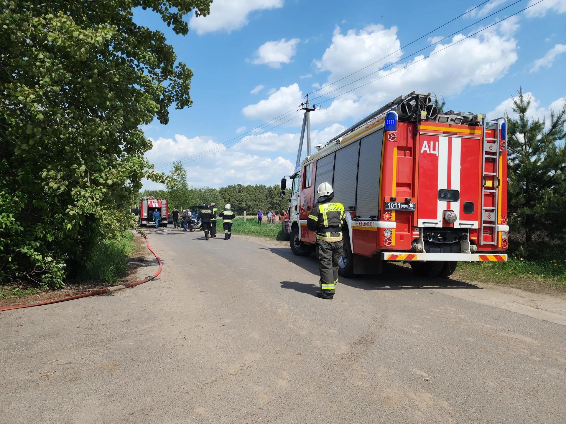 Пожарные машины на месте пожара в Якимове. Фото: Иван Петрушин&nbsp;