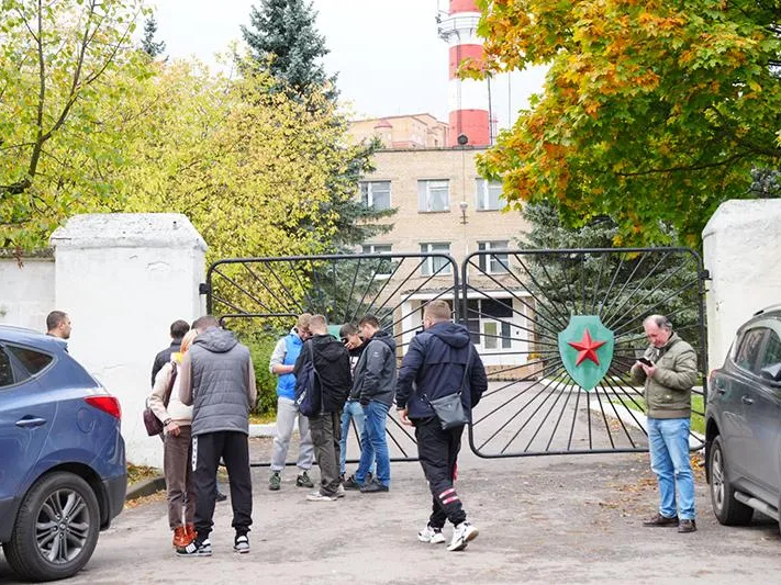 Сотни мобилизованных жителей Подмосковья отправились из военкоматов к местам службы