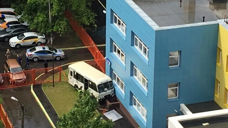 Маршрутка врезалась в детский сад в Реутове