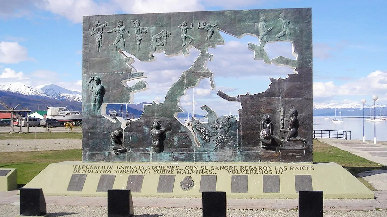 Мемориал погибшим аргентинцам в городе Ушуая