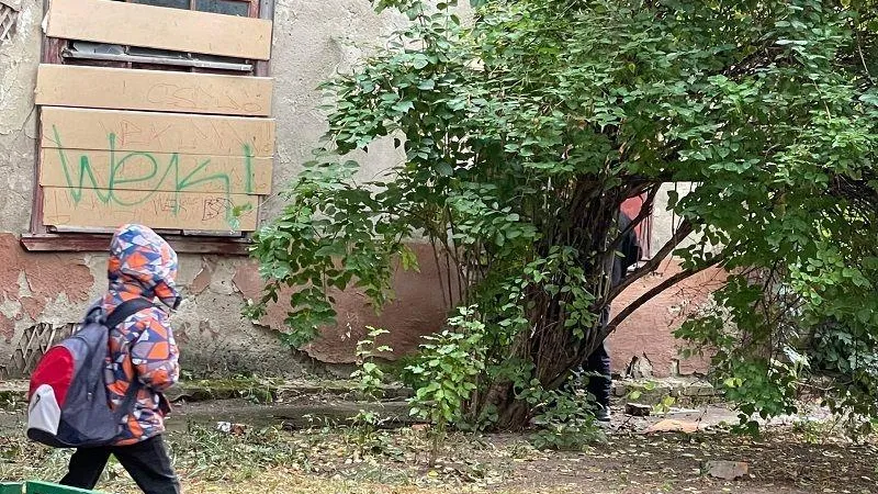 Жители Королева боятся отпускать детей на улицу из-за бродяг в ветхом доме