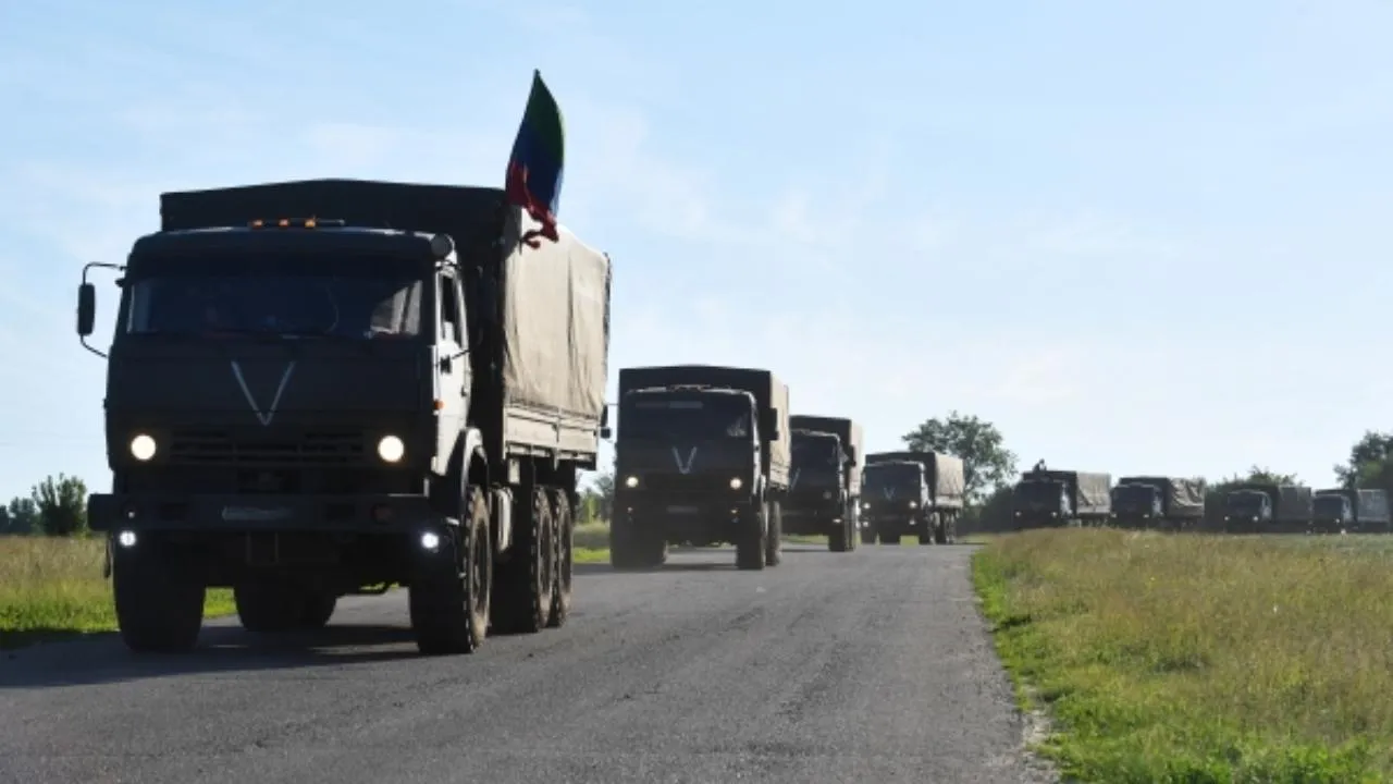 Минобороны рассказало о спасении военнослужащим колонны автотранспорта с грузом боеприпасов