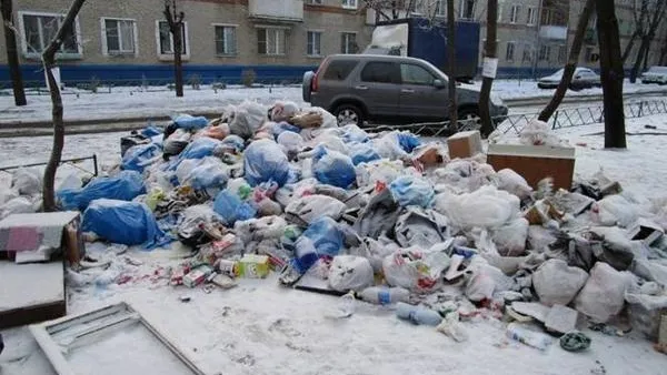 На детской площадке в Люберцах устроили свалку