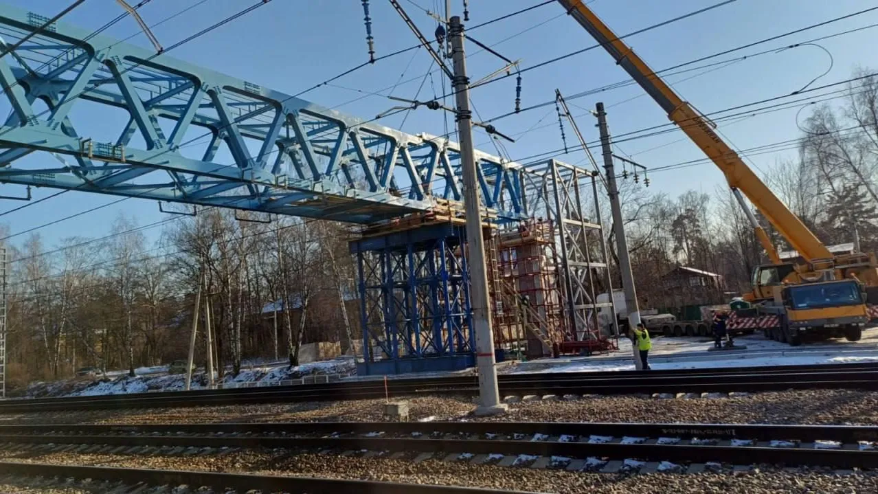 Рабочие завершили монтаж металлоконструкций на строящемся пешеходном переходе в подмосковной Малаховке