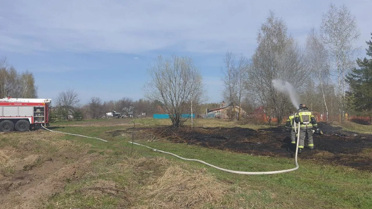 «Дорога была каждая минута»: работники «Мособлпожспаса» спасли от пожара деревню под Шатурой