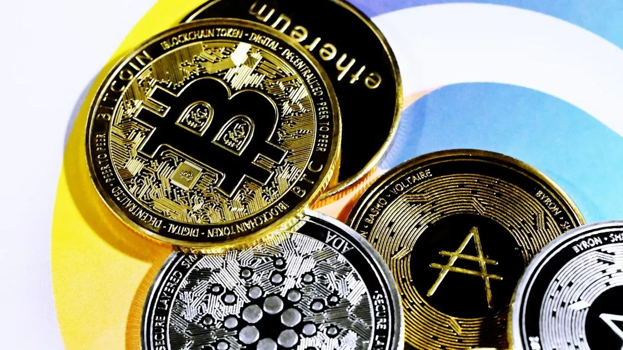 Битмаму обвинили в хищении биткоинов и дирхамов на крупную сумму
