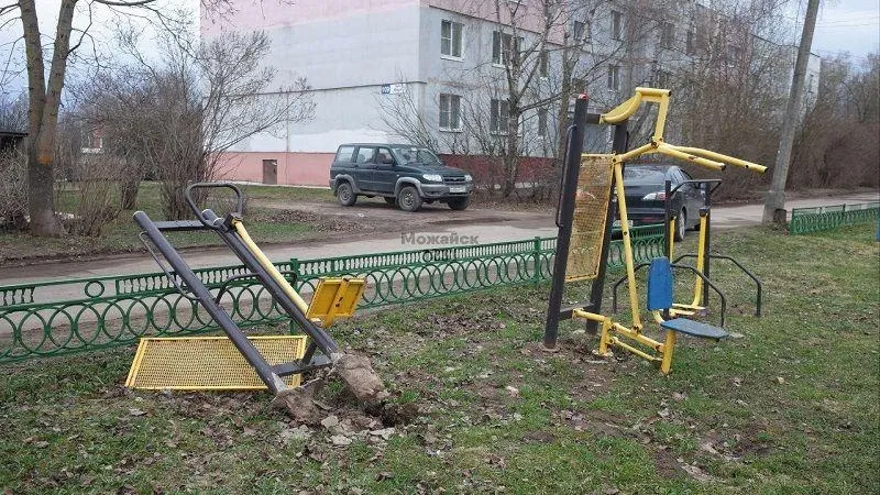 Хулиганы сломали тренажеры на спортплощадке в Можайске