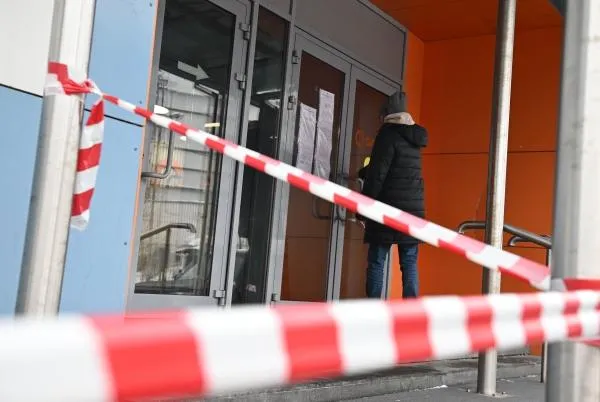 Девушка у отделения банка Qiwi в Москве. Банк систематически нарушал «антиотмывочное» законодательство. Фото: Кирилл Зыков