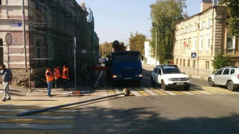 Столб во время установки рухнул на проезжающую машину в Серпухове