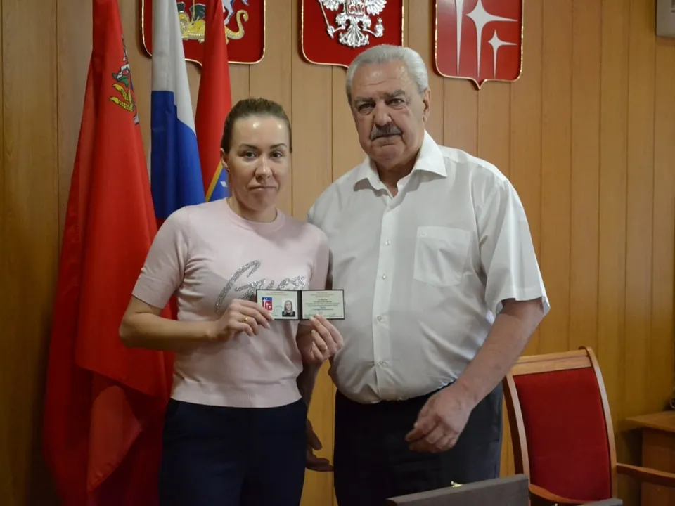 Председатель Совета депутатов Краснознаменска Александр Мостковой и помощник депутата Светлана Толубенская. Фото: администрация г.о. Краснознаменск