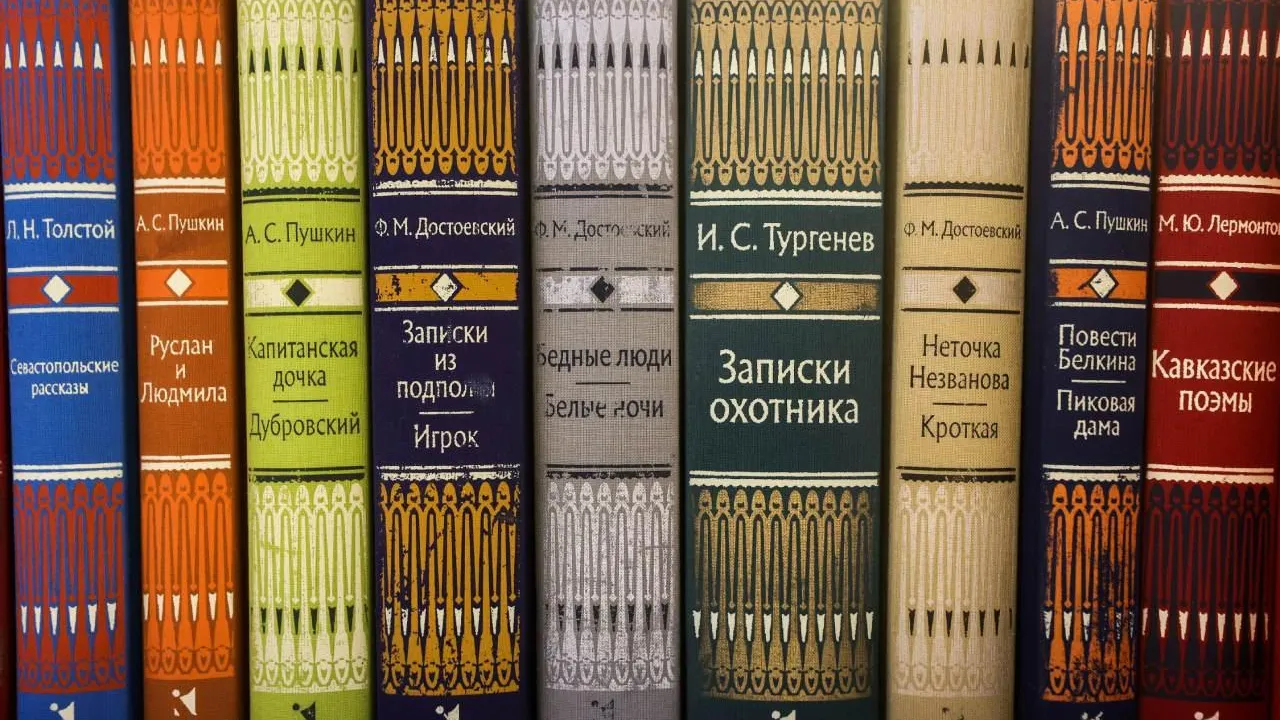 Зеленский запретил ввоз на Украину книг из России и Белоруссии