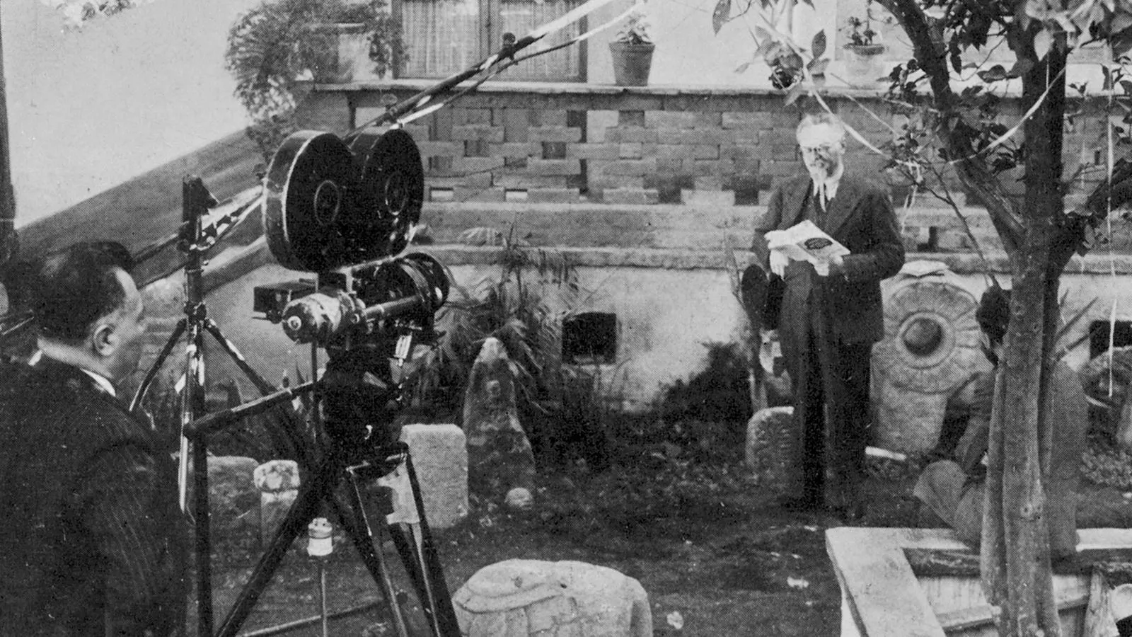 Лев Троцкий дает интервью в своем доме в Мексике, 1938 год. Mary Evans Picture Library