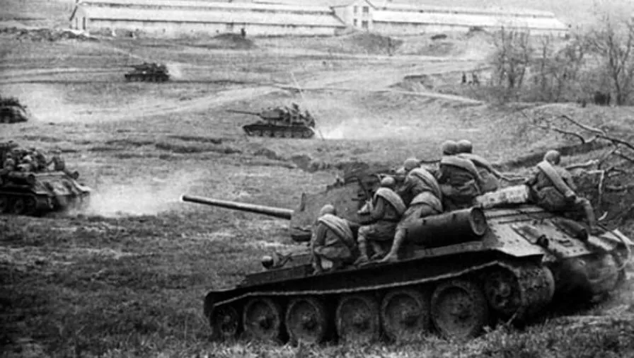 Советские танкисты в районе железнодорожной станции Раздельная под Одессой