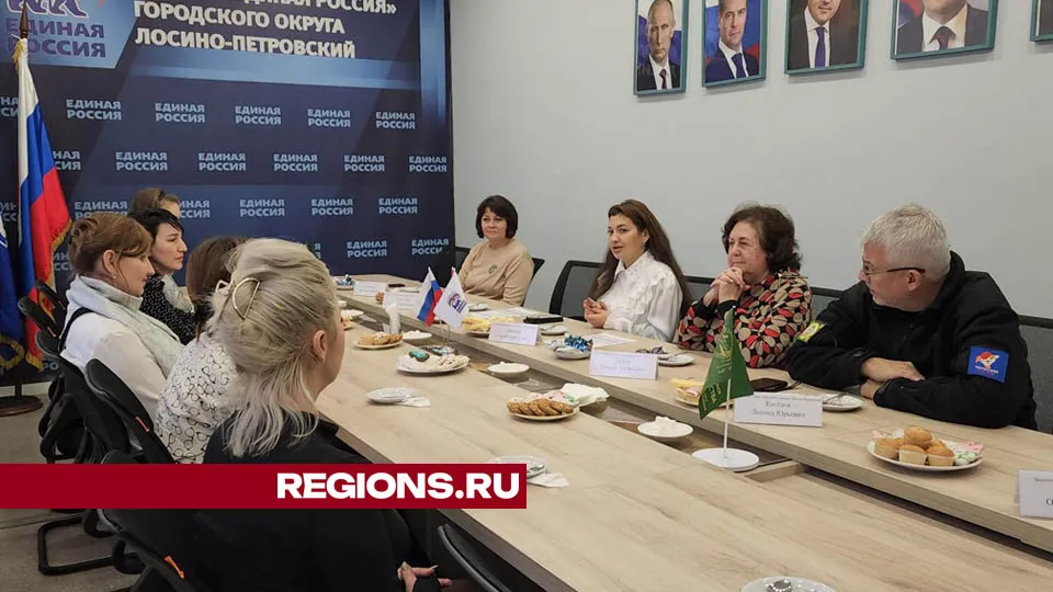 Представители администрации Лосино-Петровского поздравили жен участников СВО с праздником Днем матери Фото: Валерия Тингаева