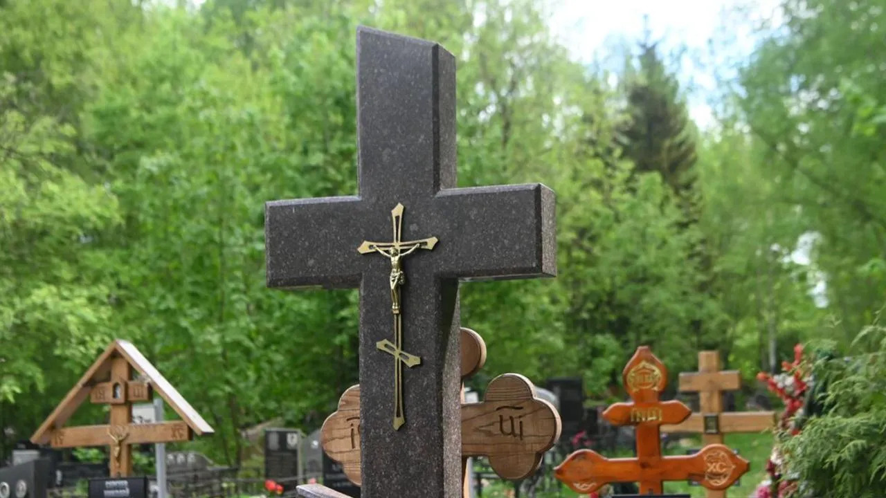 «Люди потом умирают»: выяснилось, почему нельзя фотографироваться на кладбище
