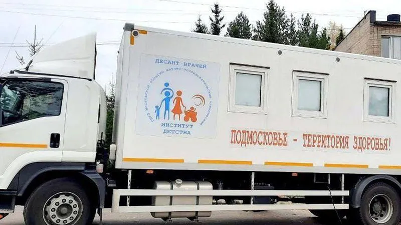 Белый грузовик приехал к детям в деревню Огуднево под Щелковом