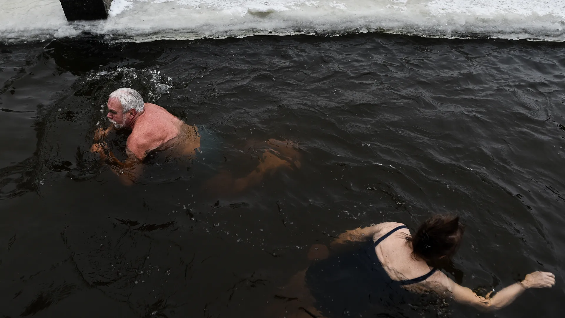 Холодовой шок с экрана: видео с зимним заплывом экстремала из Балашихи впечатлило даже тех, кто в прорубь не полезет