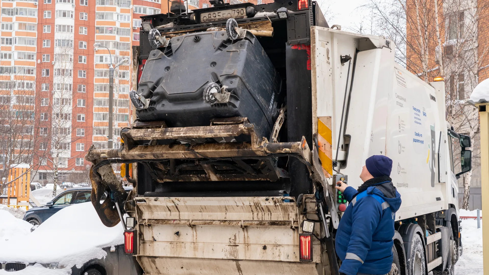 Работа мусоровозов зимой в Красногорске