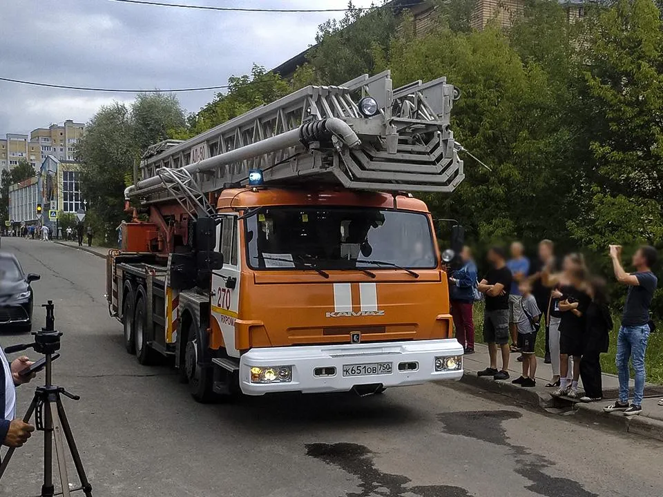 «Парад» техники и толпа зевак: выяснилось, что сейчас происходит возле завода в Сергиевом Посаде, где случился взрыв
