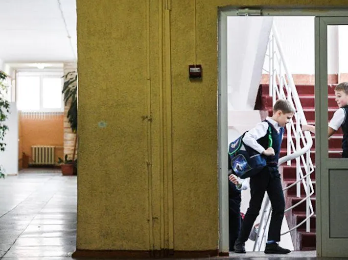 «С родителей деньги не берем»: в Ростове ответили на скандал с разрушающимися лестницами