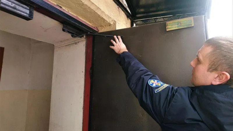 Свыше 850 дверных доводчиков, пружин и запорных механизмов установили в домах Луховиц