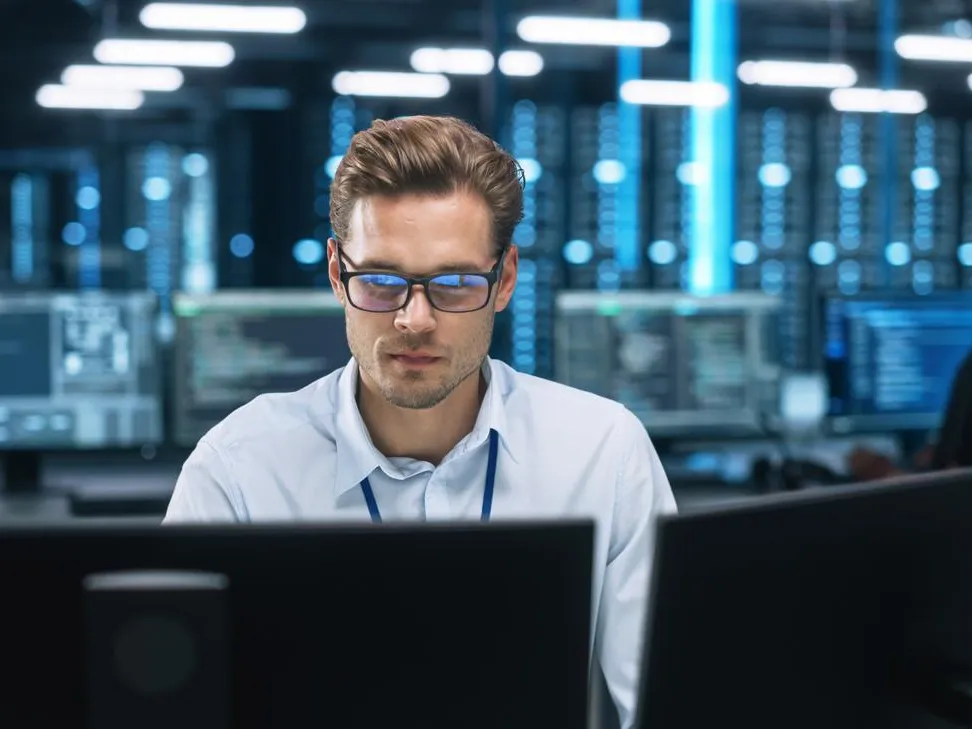 Уволили — вернули обратно: как компании заставляют сотрудников обучать ИИ, который их заменит