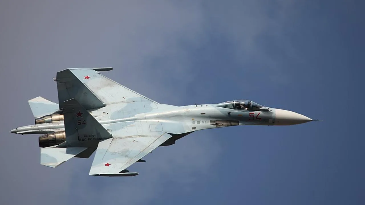 Истребитель Су-27 отогнал три французских самолета от границы России в Черном море