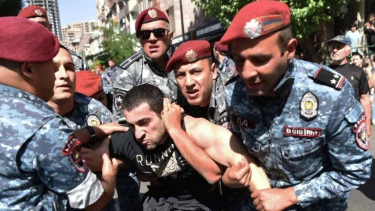 Полиция Еревана продолжила массовые задержания протестующих