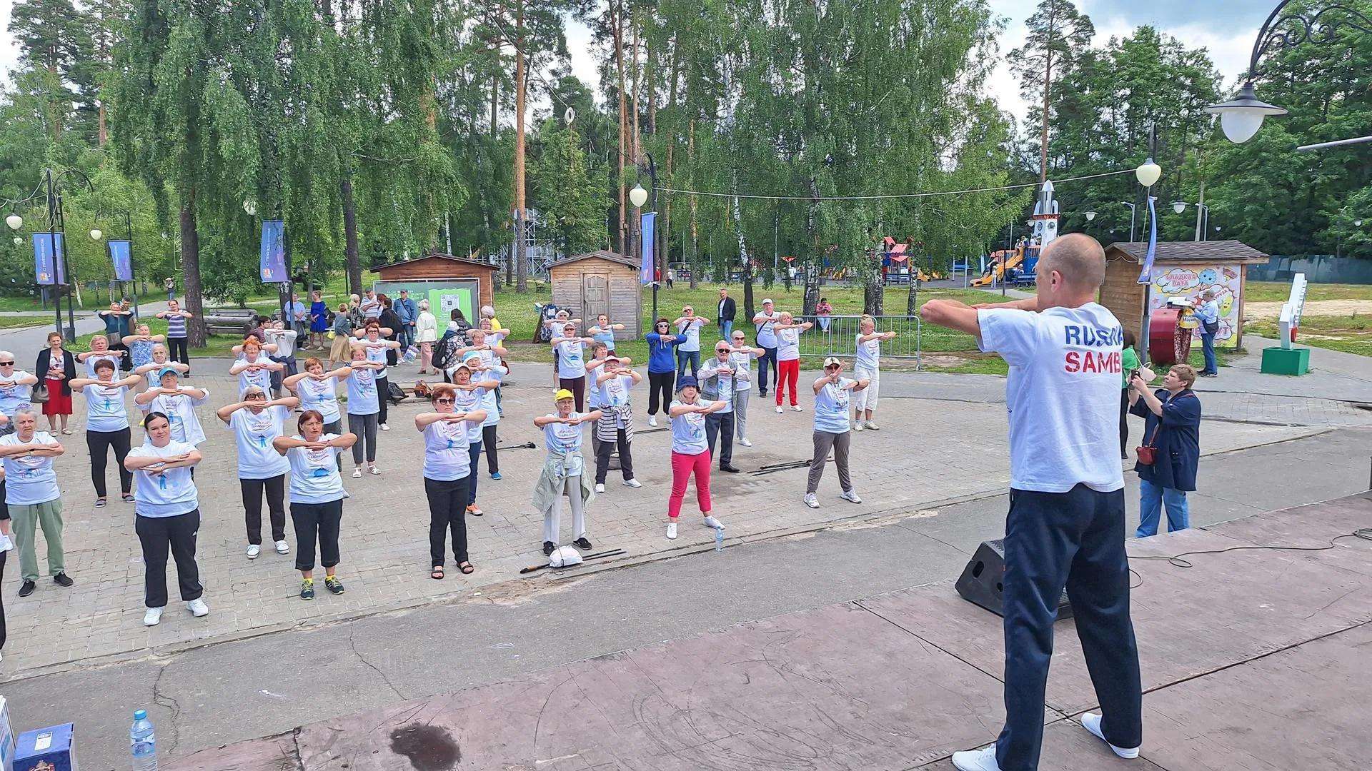 Более 70 долголетов Шатуры поучаствовали в утренней зарядке с мастером спорта