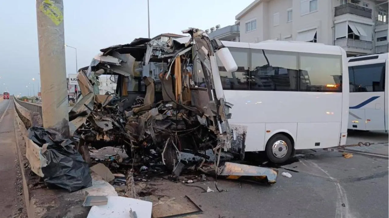 Автобус с российскими туристами попал в страшное ДТП в турецкой Анталье