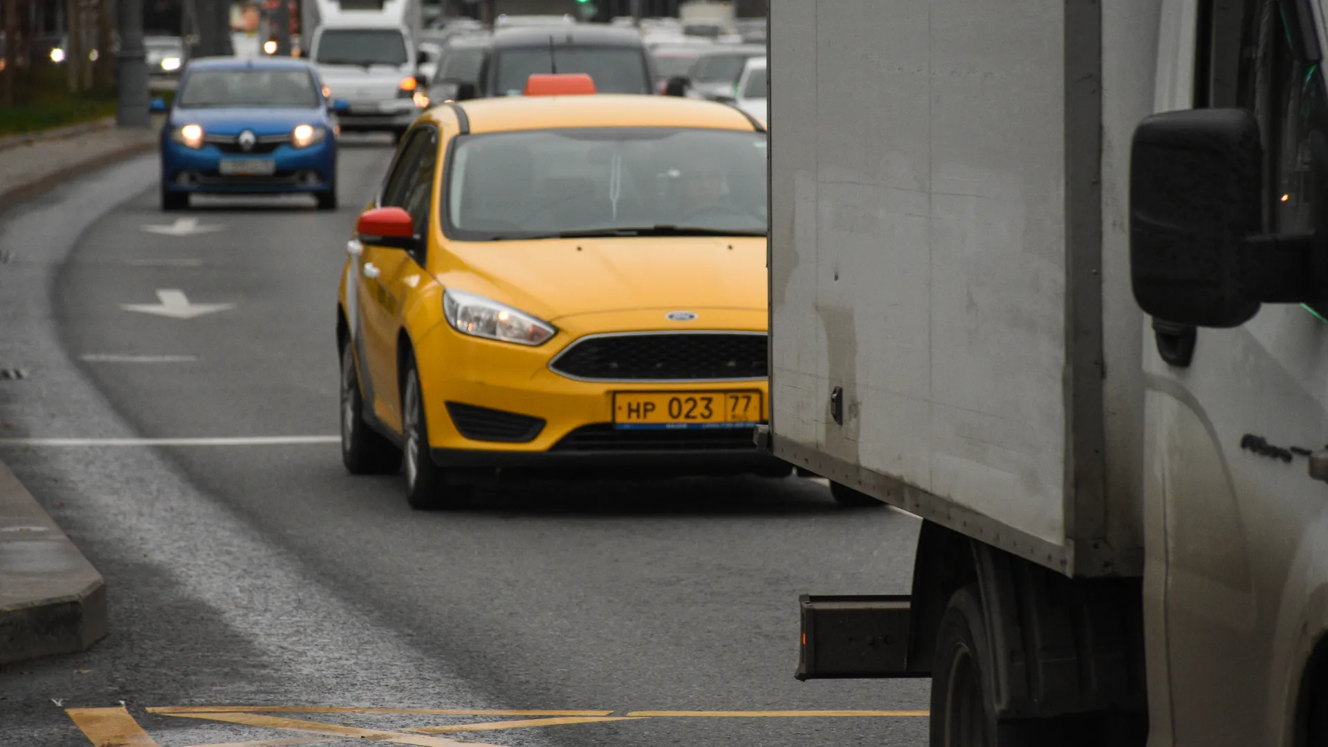 Повседневная жизнь города в Москве осенью