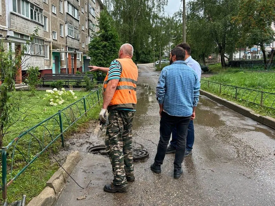 в Единую дежурно-диспетчерскую службу по телефонам: 8(49638)4-14-15; 8(49638)4-15-44 или 112.