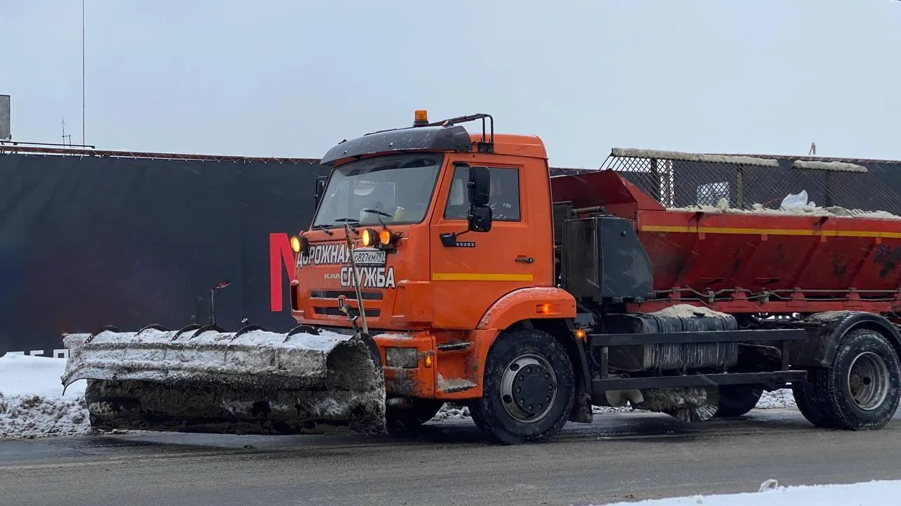 Свыше 12 тысяч километров дорог обработали от гололедицы в Подмосковье