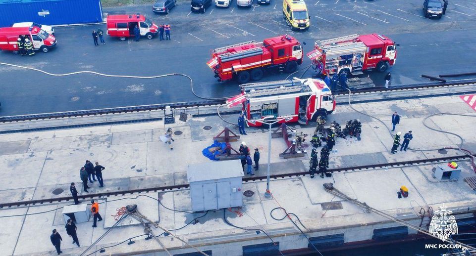 Теплоход с 1,5 тыс литрами топлива на борту загорелся в Южном порту в Москве