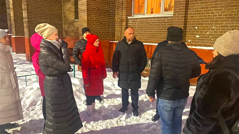 Замглавы округа Роман Мещеряков (в центре) в поселке Биокомбината. Фото: пресс-служба администрации г.о. Лосино-Петровский