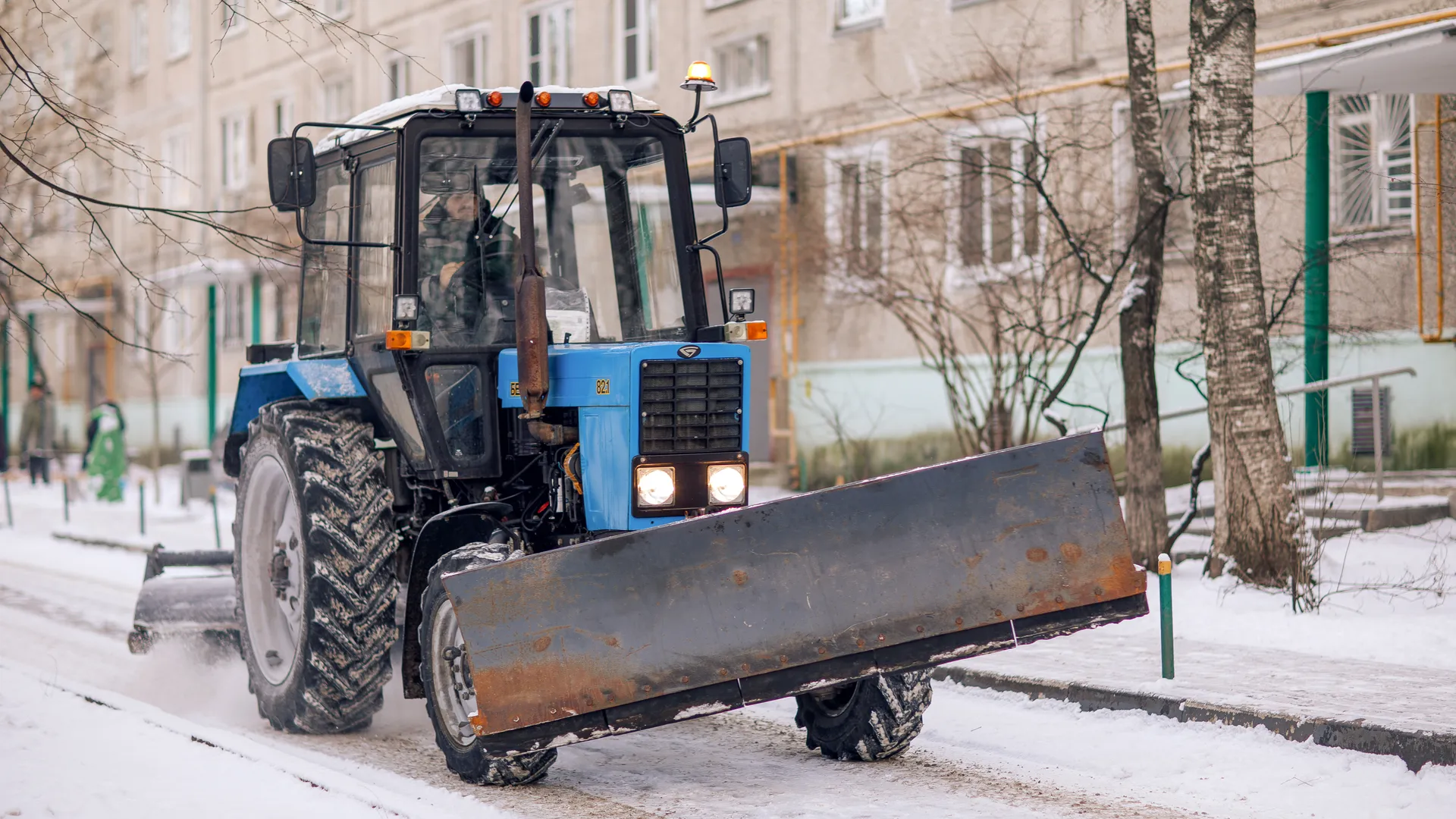 Коммунальные службы Подольска расчищают подъезды к контейнерным площадкам