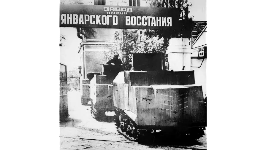 Кадр из фильма фильма режиссера Романа Кармена «Великая Отечественная» — НИ-1 выезжают из ворот Одесского машиностроительного завода имени Январского восстания