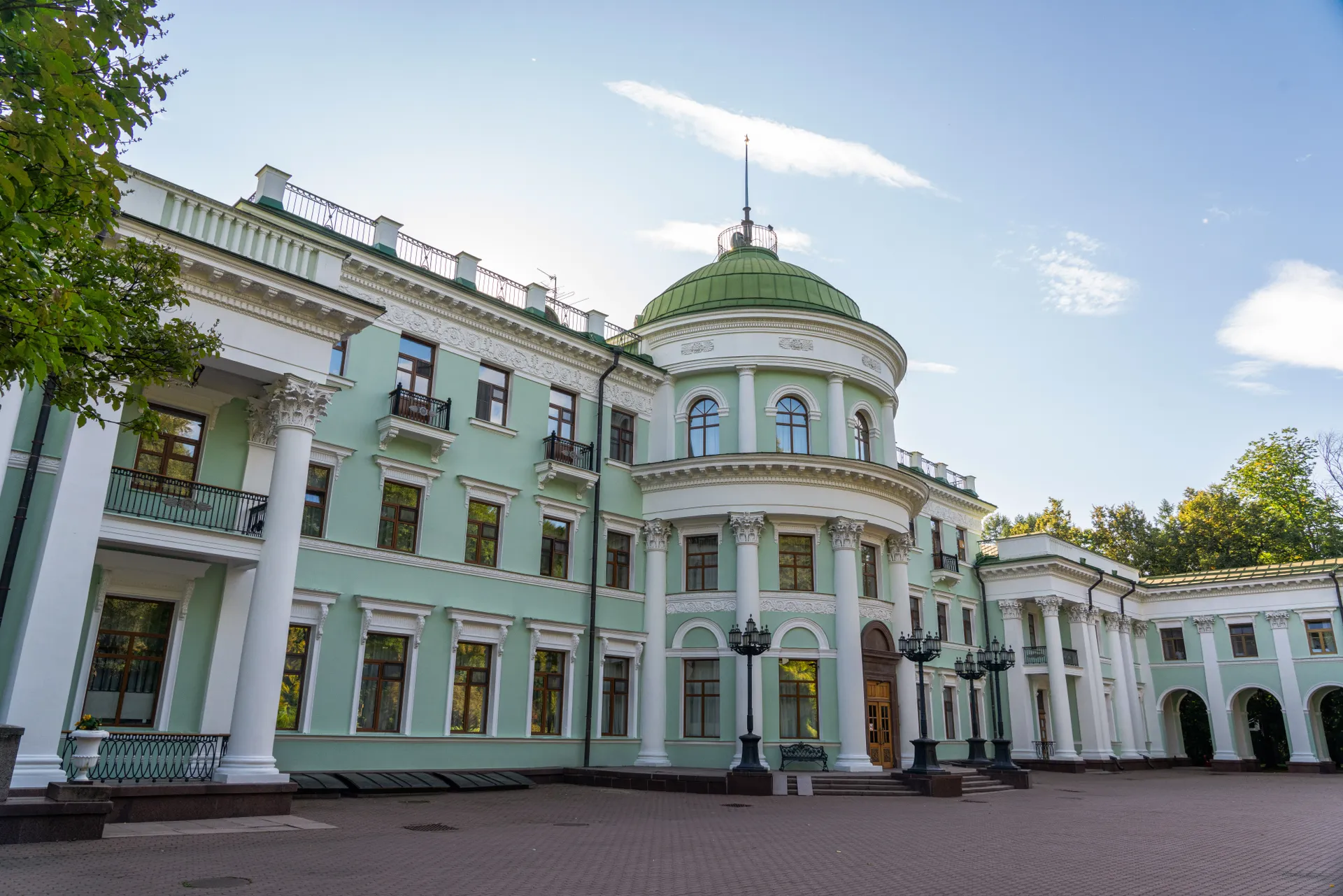 Летние виды усадьбы Льялово в округе Солнечногорск