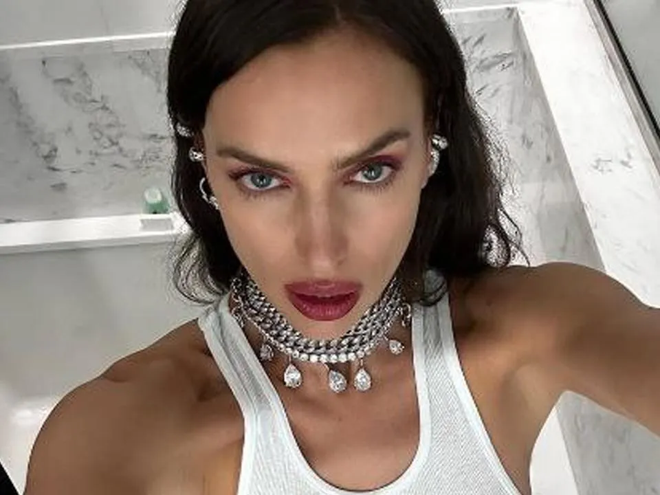 Променяла Купера на звезду фильмов 18+: Шейк застали в страстном поцелуе с актером эротического жанра