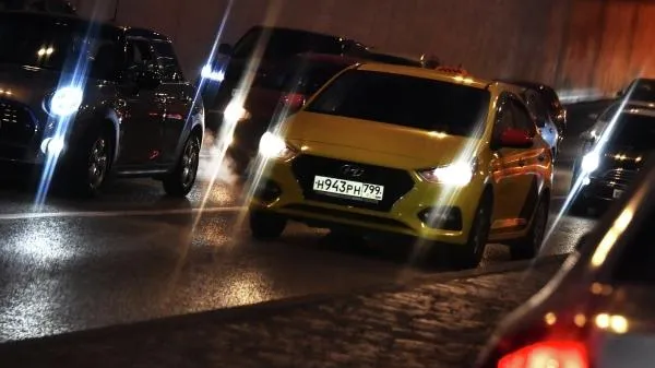 Двое мужчин избили таксиста и угнали его автомобиль в Москве