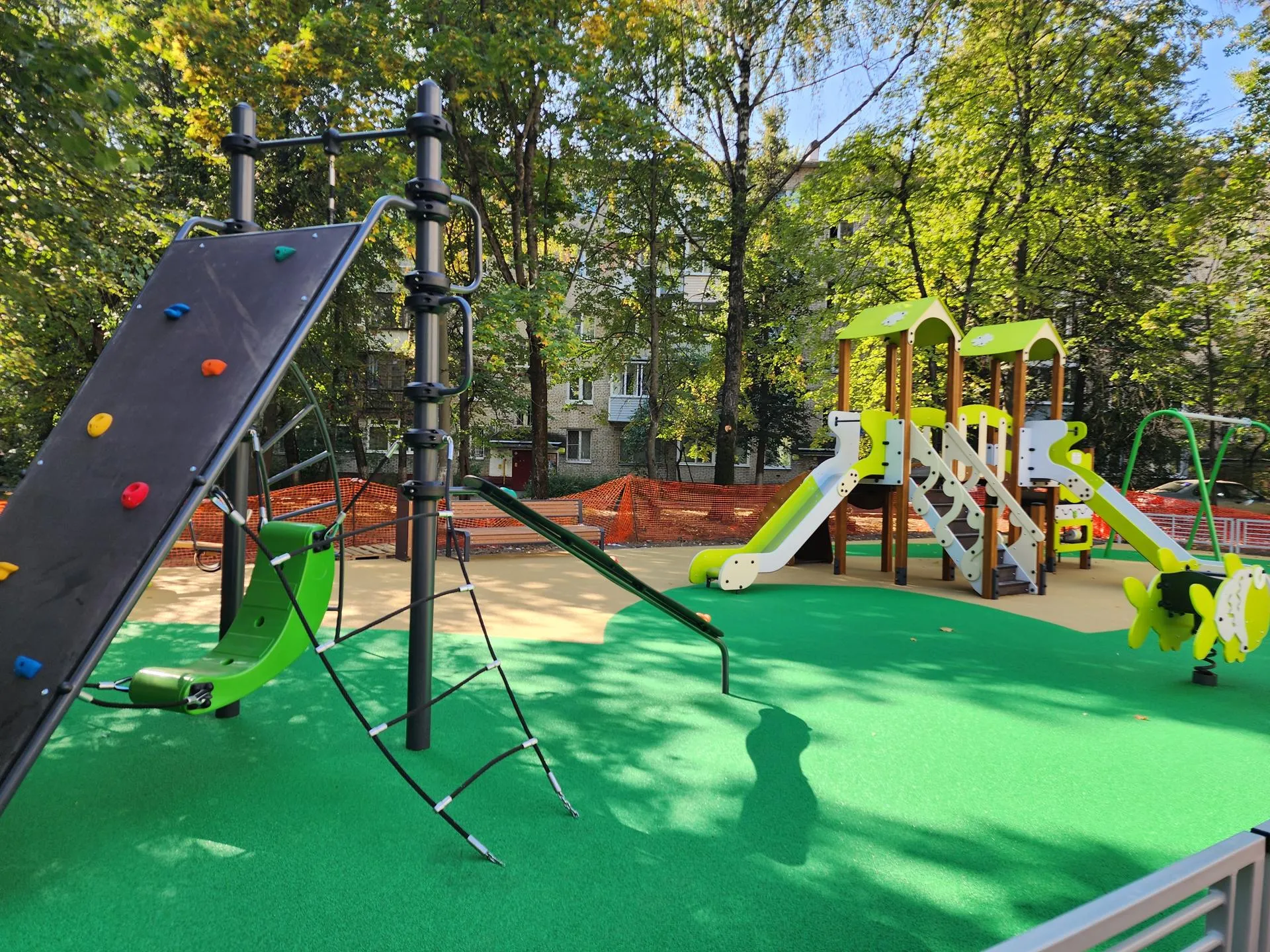 На площадке все сооружения закрепили, а основание залили современным резиновым покрытием.&nbsp;Фото: REGIONS/Наталья Дорошева