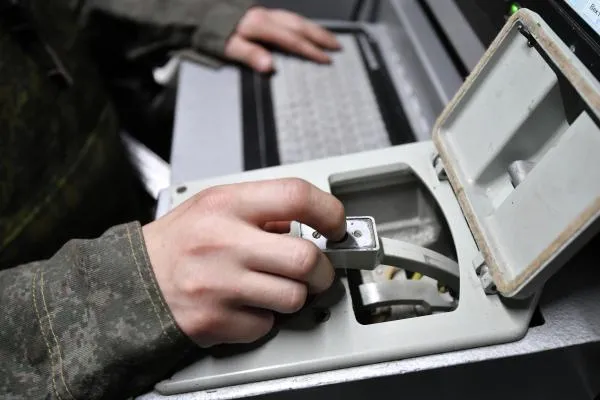 Военнослужащий в машине боевого управления сил противовоздушной обороны России во время работы по целям противника в небе
